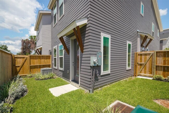 Building Photo - 864 Paul Quinn St