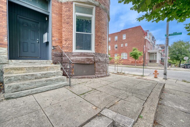 Building Photo - 2324 Callow Ave