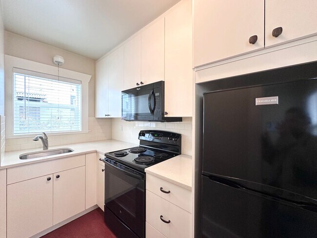 Building Photo - 1025 NE 31st Ave