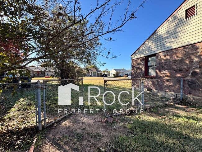 Building Photo - Charming Home with Real Wood Floors and Covered Parking ~ Offering 1 Month FREE Rent~