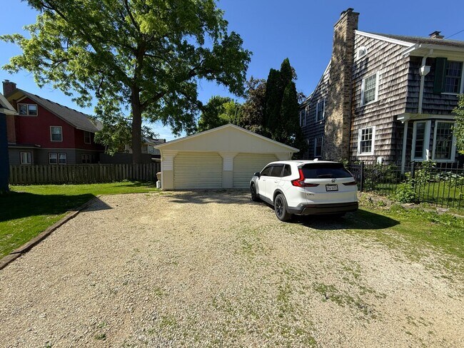 Building Photo - 116 Lathrop St