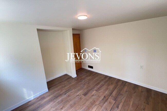 Building Photo - Available Now! 4-bedroom, 2-bathroom house in SeaTac