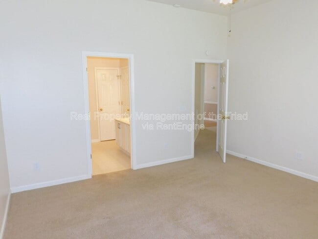 Building Photo - 3805 Tutbury Dr