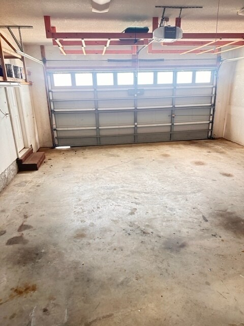 Building Photo - Welcome Home to this 3/2 beautifully Designed for both Relaxation & Entertaining