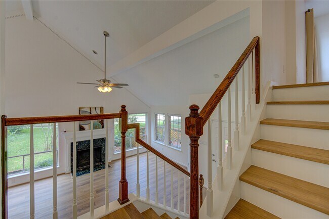 Building Photo - 902 Mesa Terrace Dr