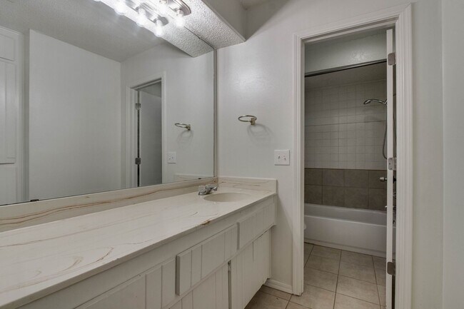 Building Photo - Three bed/2.5 bath in Harvest Hills