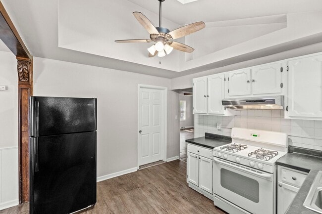 Building Photo - 3 Bedroom Home Available NOW