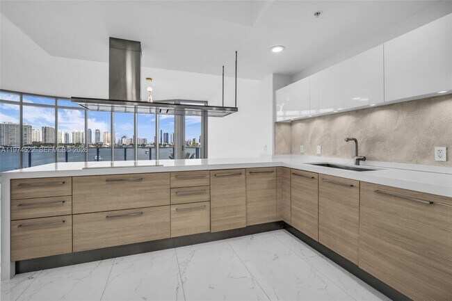 Building Photo - 17111 Biscayne Blvd