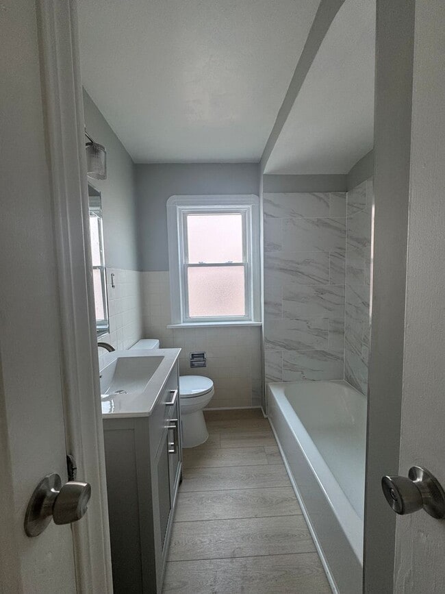 Building Photo - Newly Renovated 3 Bedroom Home