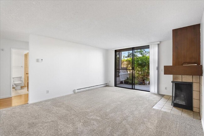 Building Photo - 2101 Shoreline Dr