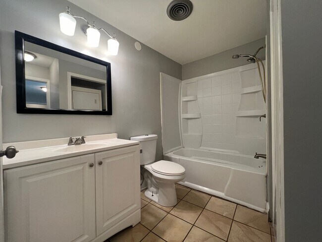 Building Photo - Charming 2BR Home with Yard, Porch & In-Home Laundry