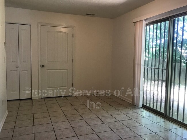 Building Photo - 8305 Glenwoods Terrace