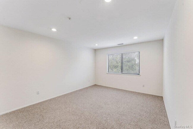 Building Photo - 124 Foxwood Dr