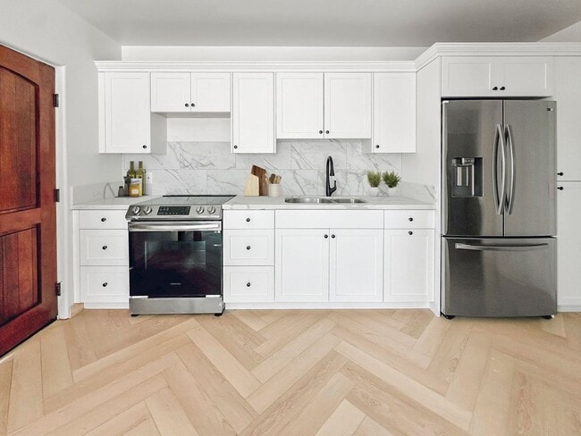 Building Photo - Modern 1 Bed / 1 Bath in a Gorgeous Neighb...