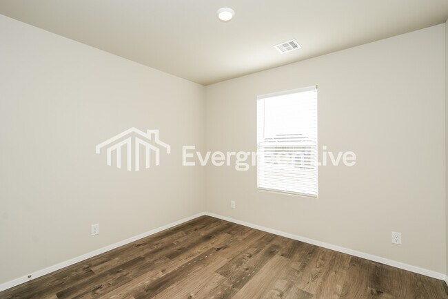 Building Photo - 10105 E King Pl