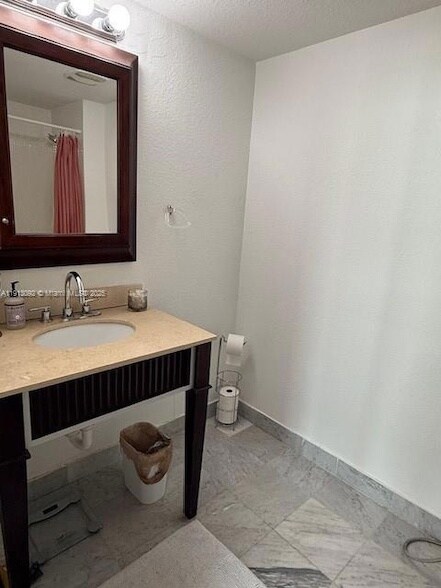 Building Photo - 500 NE 29th St