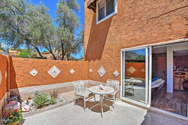 Building Photo - 808 E Cochise Dr