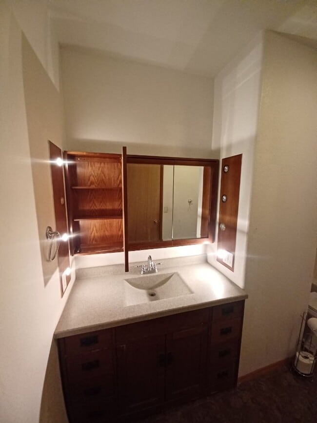 Building Photo - 3 bed, 2 bath