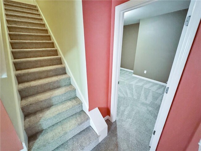 Building Photo - 2435 Manor View