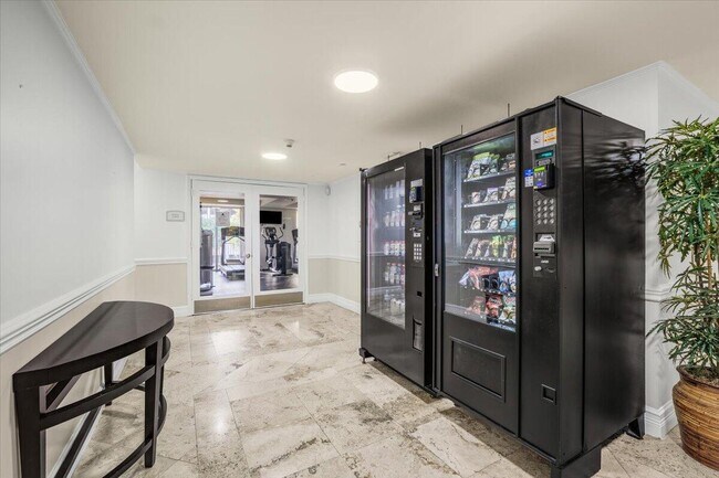 Building Photo - 520 SE 5 Ave