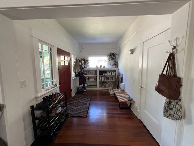 Building Photo - Charming 1910 Craftsman Home – 3BR/2BA + B...