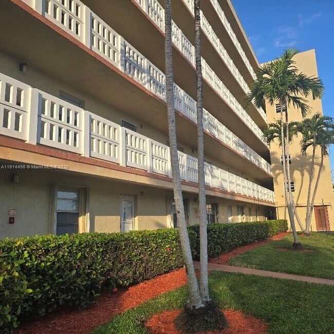 Building Photo - 200 SE 5th Ave