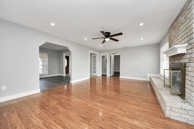 Building Photo - 15423 Ridingwood Dr