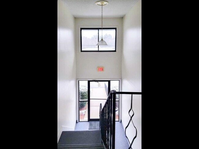 Building Photo - 8 Strawberry Bank Rd