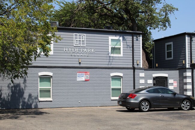 Building Photo - Classic Spacious One-Bedroom at Hyde Park ...