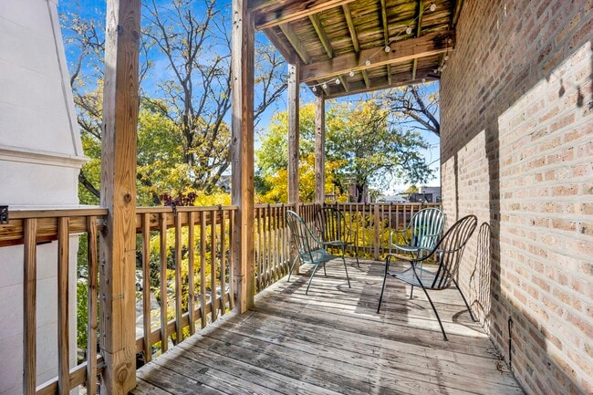 Building Photo - 825 W Armitage Ave