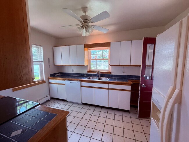 Building Photo - Pet Friendly 3 Bedroom, 2 Bath Home with Hardwood Floors