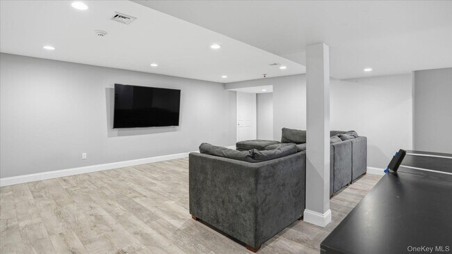 Building Photo - 27 Jeffrey Ln