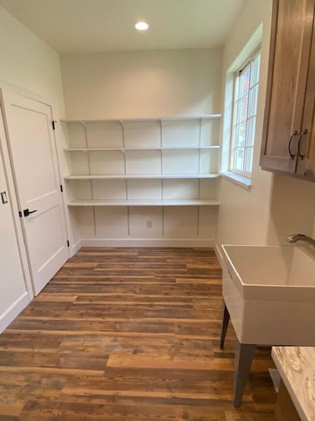 Building Photo - Beautifully Designed 3 Bed Home