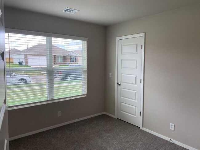 Building Photo - Welcome to your beautiful 4 bedroom, 2 bath home in Broken Arrow School district!