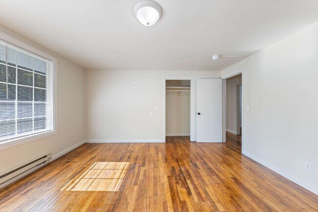 Building Photo - *MOVE IN SPECIAL!* Updated 3 bedroom duplex