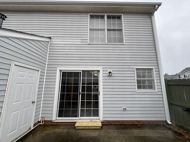 Building Photo - **OFFERING REFUNDABLE APPLICATION FEES & $100 MOVE IN PROMOTION** Charming 3BD, 2.5BA Apex Townho...