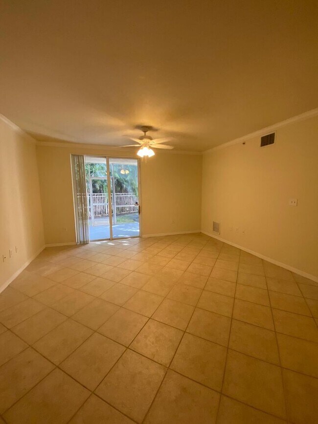 Building Photo - Spacious 2BR/2BA First-Floor Condo with Garage