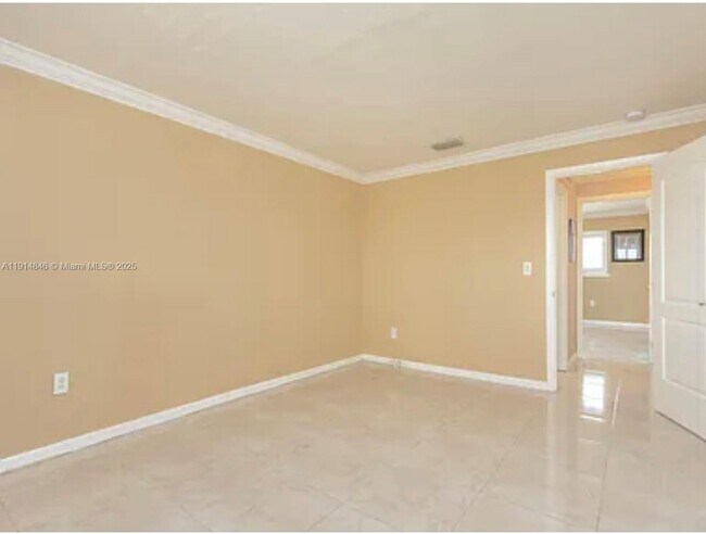 Building Photo - 633 NE 2nd Ave