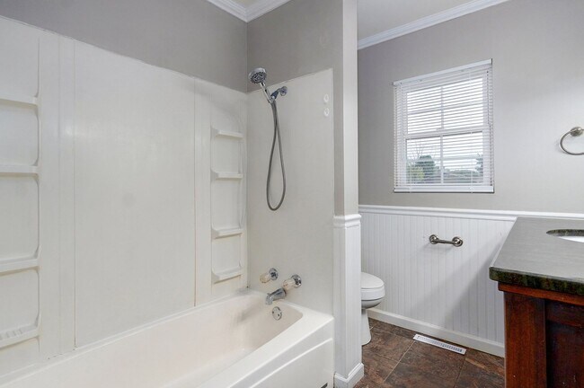 Building Photo - Adorable 3 bedroom, 1.5 bathroom home!
