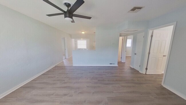 Building Photo - Freshly renovated 3/1