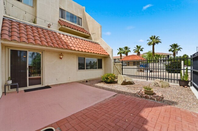 Building Photo - Central Phoenix Gem! Private Patio, Gated, Pool + Underground Parking