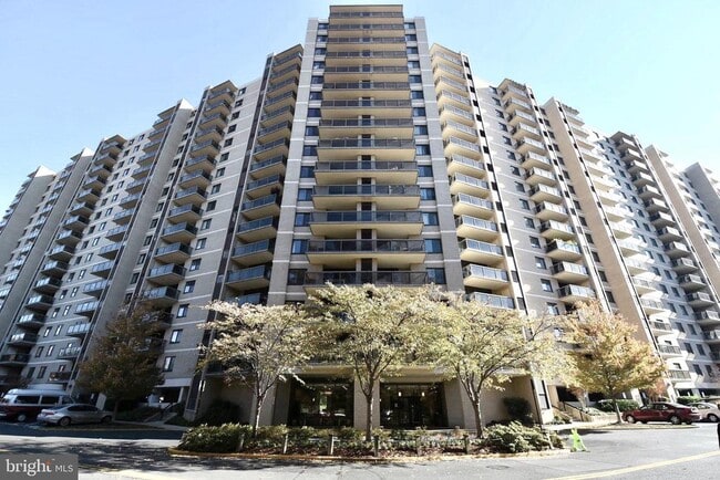 Building Photo - 307 Yoakum Pkwy