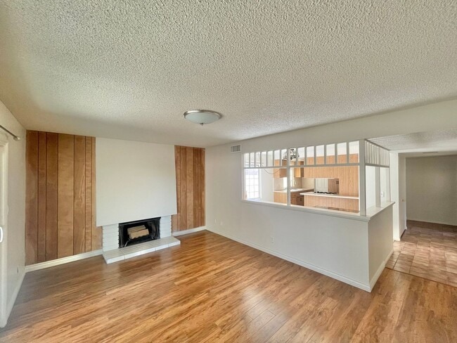 Building Photo - Spacious 3 Bed 2 Bath House w/ Central A/C...