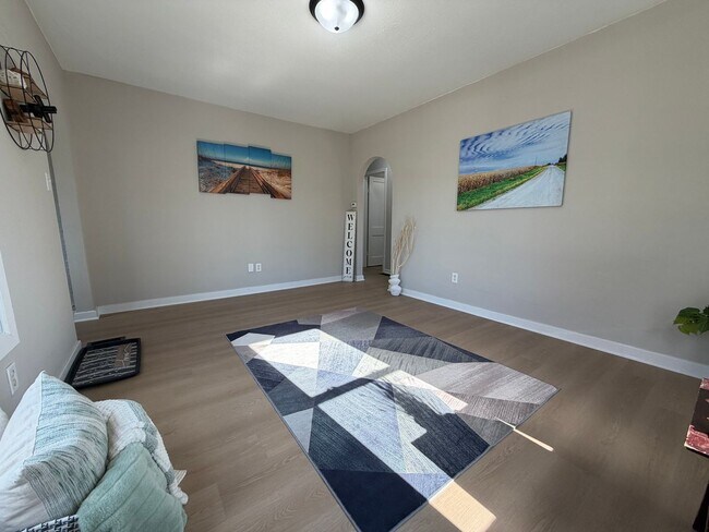 Building Photo - Remodeled 3 bed, 1 bath home for rent in E...