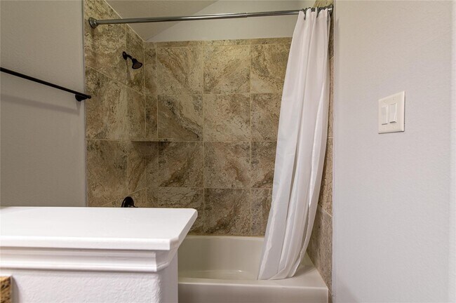 Building Photo - 7 Whispering Thicket Pl