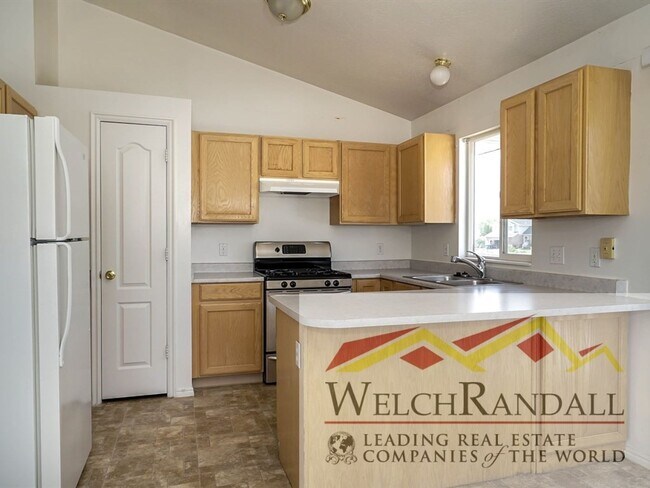 Building Photo - 5 Bedroom Riverdale Home.