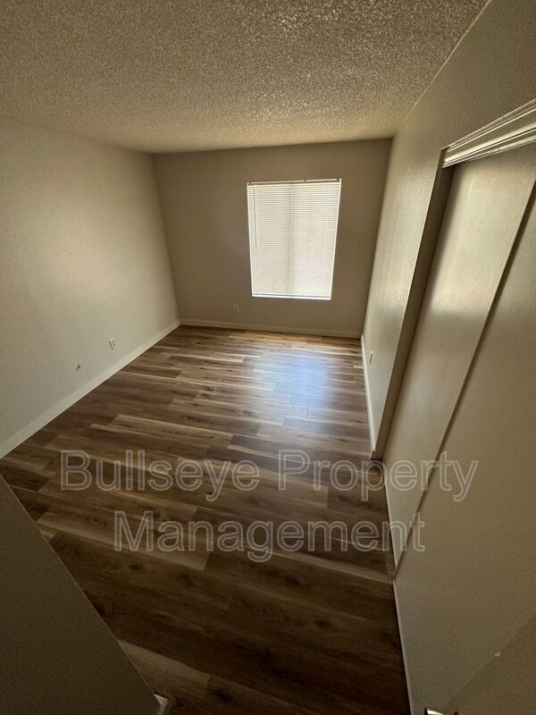 Building Photo - 9623 N 70th Dr