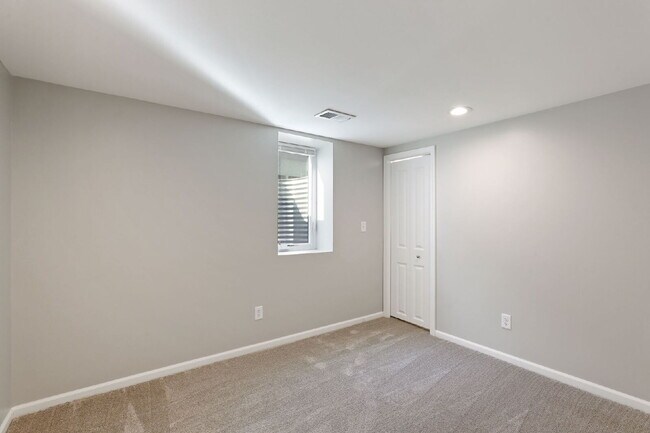 Building Photo - Spacious 4BR/2BA Duplex — Available August...