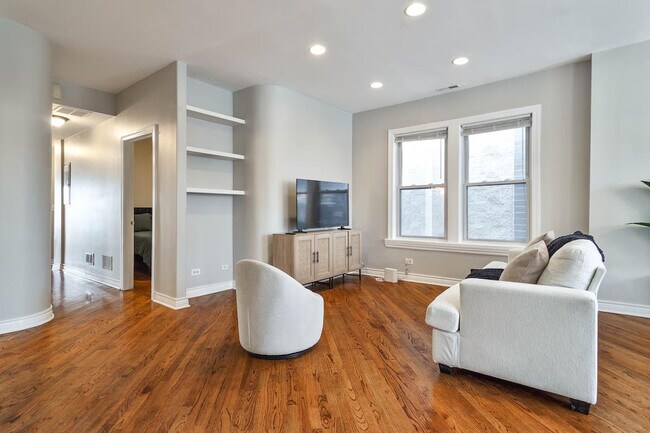 Primary Photo - 2214 W Barry Ave