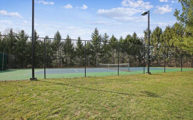 Building Photo - Beautiful 3BR 2BA condo located in the Decoverly neighborhood of Rockville